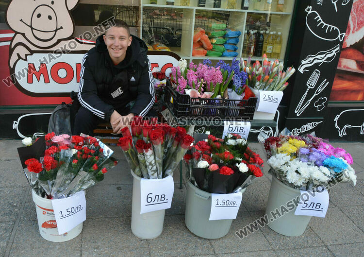 Опаковките оскъпиха осмомартенските букети. Хитът тази година е сапунената роза