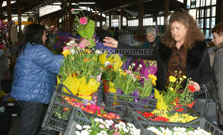 Опаковките оскъпиха осмомартенските букети. Хитът тази година е сапунената роза