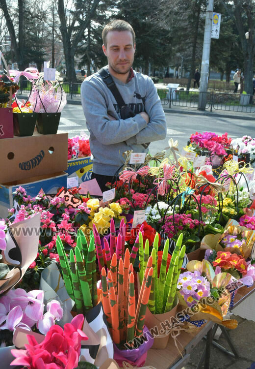 Опаковките оскъпиха осмомартенските букети. Хитът тази година е сапунената роза