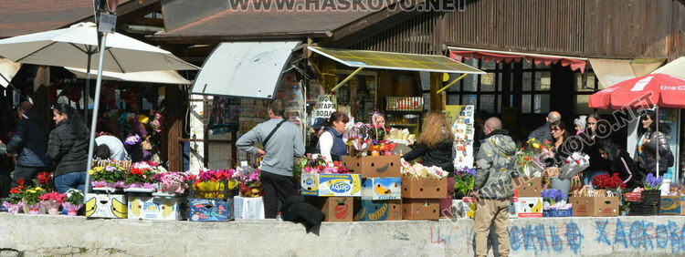 Опаковките оскъпиха осмомартенските букети. Хитът тази година е сапунената роза