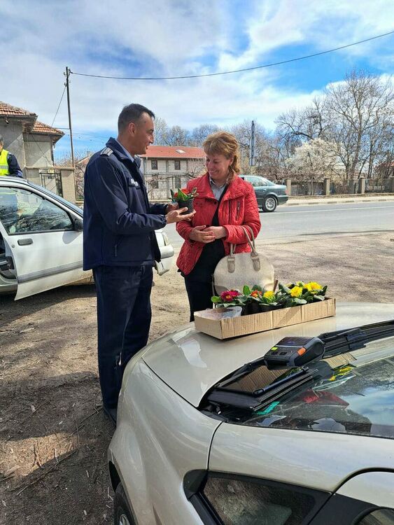Пловдивската полиция с жест на уважение към всички жени зад волана в празничния ден