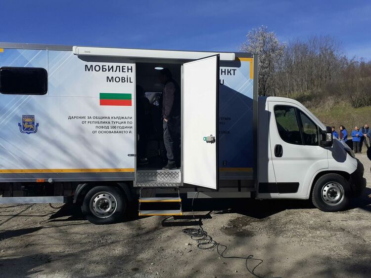 По повод помощите за Турция посланик Секизкьок каза: „Досега България за нас беше една съседна страна. Отсега вие сте наши кръвни братя!”