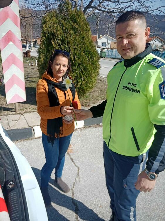 Пловдивската полиция с жест на уважение към всички жени зад волана в празничния ден