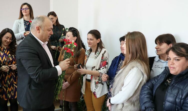 Кметът на Ардино инж. Изет Шабан подари 1 200 карамфила на дамите за 8-ми март