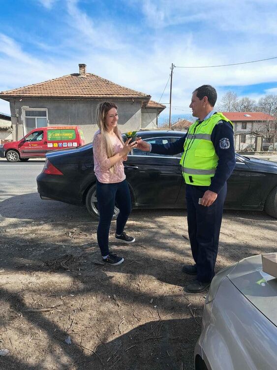 Пловдивската полиция с жест на уважение към всички жени зад волана в празничния ден