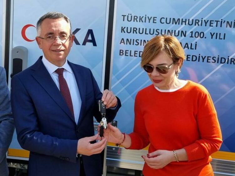 По повод помощите за Турция посланик Секизкьок каза: „Досега България за нас беше една съседна страна. Отсега вие сте наши кръвни братя!”