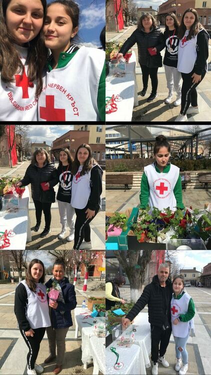 Доброволци на БЧК с благотворителни базари