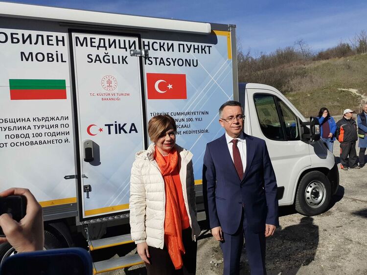 По повод помощите за Турция посланик Секизкьок каза: „Досега България за нас беше една съседна страна. Отсега вие сте наши кръвни братя!”