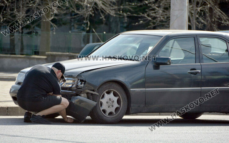 Фолксваген излетя на тротоара след удар от Мерцедес