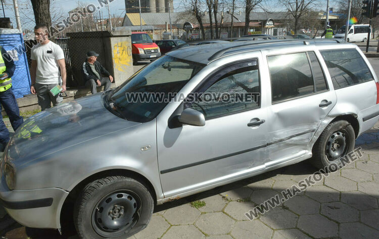 Фолксваген излетя на тротоара след удар от Мерцедес