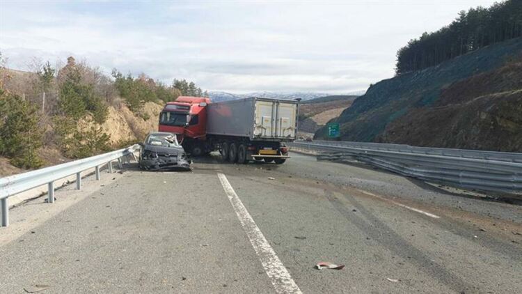 Шофьор на лек автомобил и малолетно дете са пострадали при пътнотранспортно произшествие на автомагистрала „Струма“