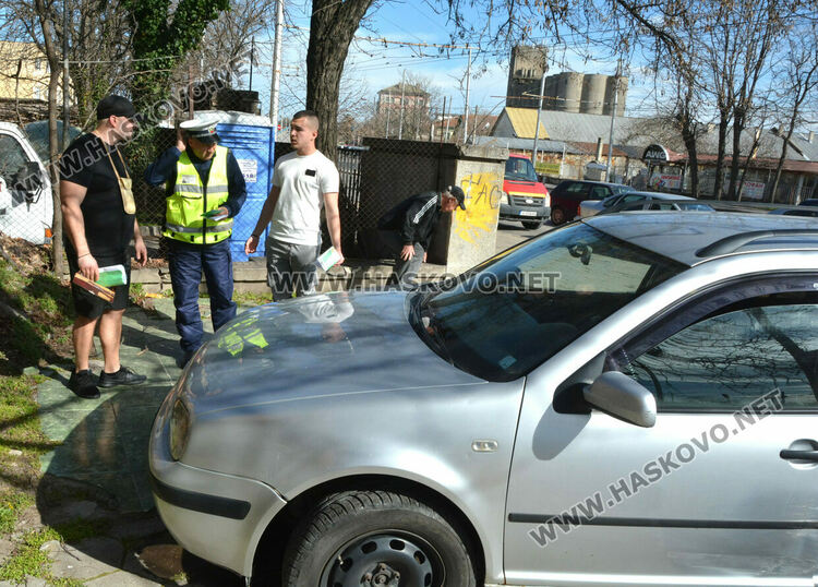 Фолксваген излетя на тротоара след удар от Мерцедес