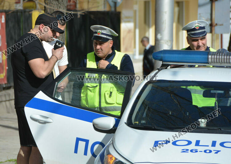 Фолксваген излетя на тротоара след удар от Мерцедес