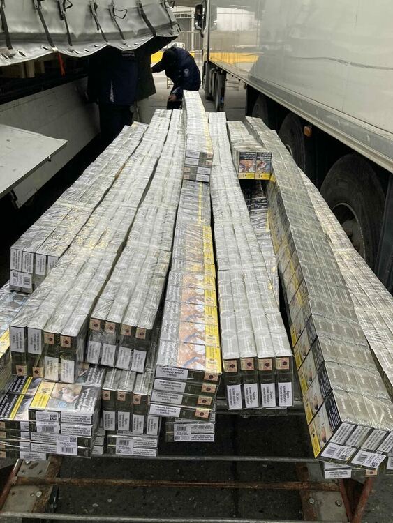 Вадят на “Капитан Андреево” незаконни цигари от табуретки и облегалки на столове