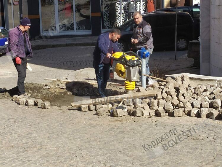   Надупчиха паважа по „Републиканска” като швейцарско сирене,опитват се да го възстановят в първоначалния вид
