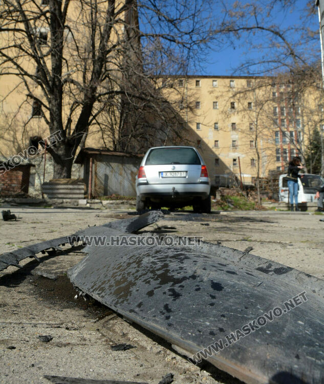 Фолксваген излетя на тротоара след удар от Мерцедес