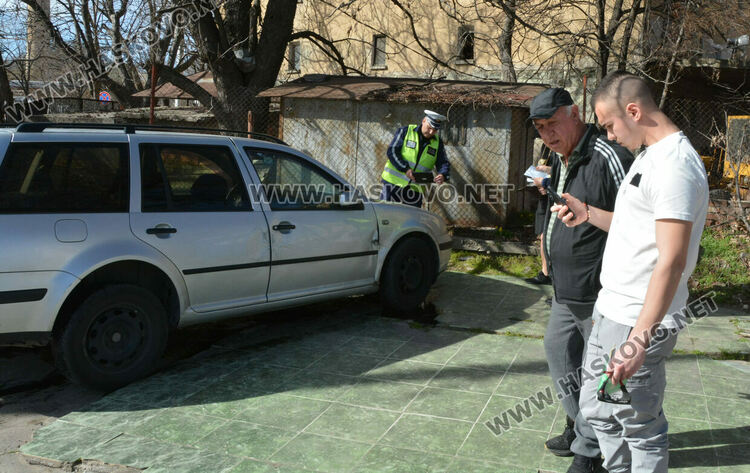 Фолксваген излетя на тротоара след удар от Мерцедес