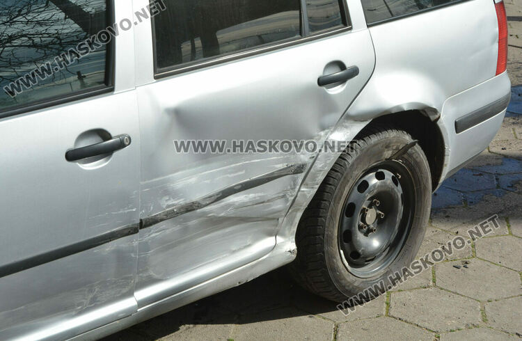 Фолксваген излетя на тротоара след удар от Мерцедес