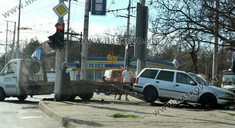 Фолксваген излетя на тротоара след удар от Мерцедес
