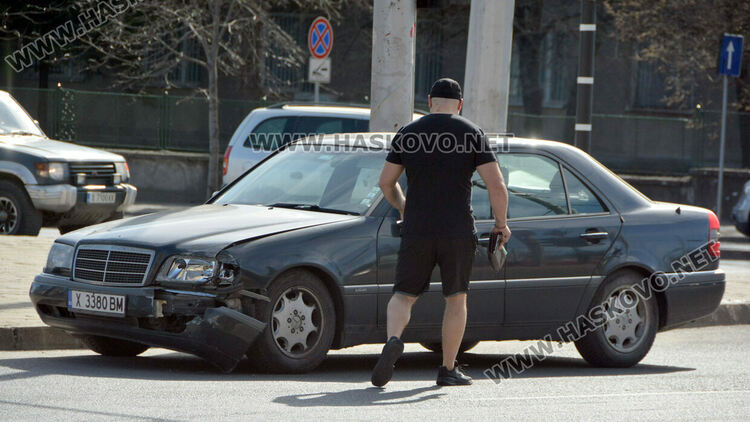 Фолксваген излетя на тротоара след удар от Мерцедес