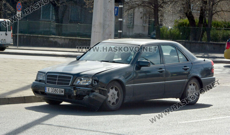 Фолксваген излетя на тротоара след удар от Мерцедес