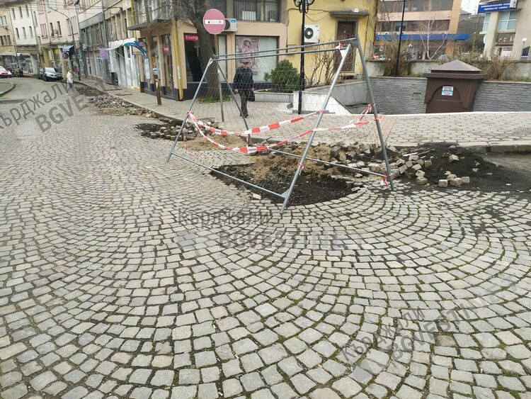   Надупчиха паважа по „Републиканска” като швейцарско сирене,опитват се да го възстановят в първоначалния вид