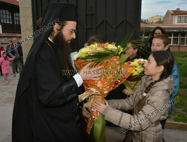 Знеполският епископ Арсений донесе в църквата „Успение Богородично“ иконата „Златната ябълка“