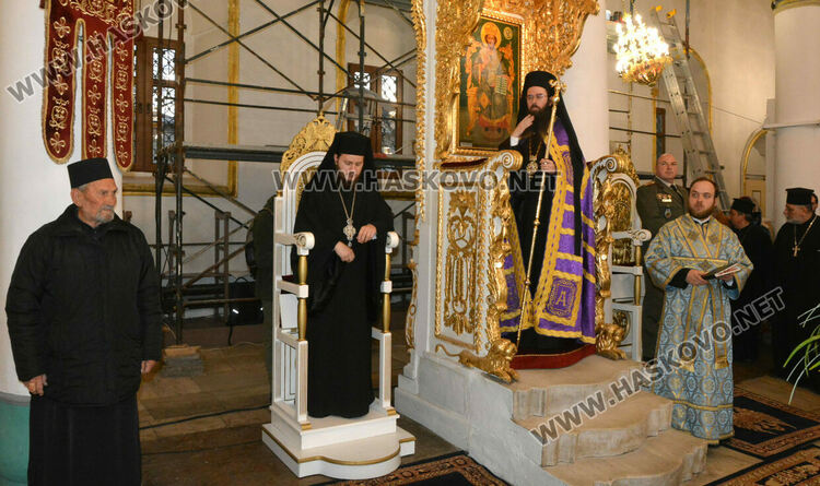 Знеполският епископ Арсений донесе в църквата „Успение Богородично“ иконата „Златната ябълка“