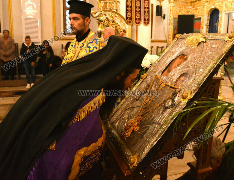 Знеполският епископ Арсений донесе в църквата „Успение Богородично“ иконата „Златната ябълка“