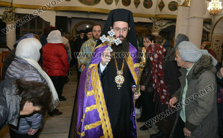 Знеполският епископ Арсений донесе в църквата „Успение Богородично“ иконата „Златната ябълка“
