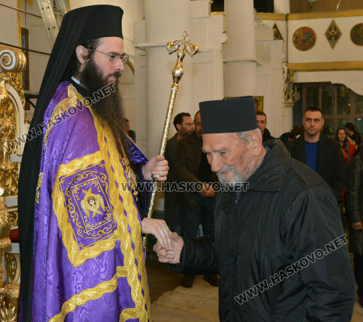 Знеполският епископ Арсений донесе в църквата „Успение Богородично“ иконата „Златната ябълка“