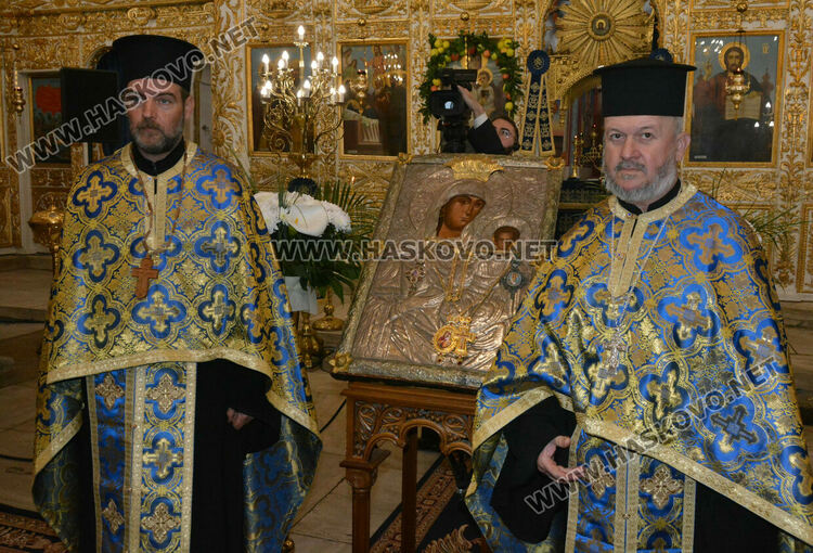 Знеполският епископ Арсений донесе в църквата „Успение Богородично“ иконата „Златната ябълка“