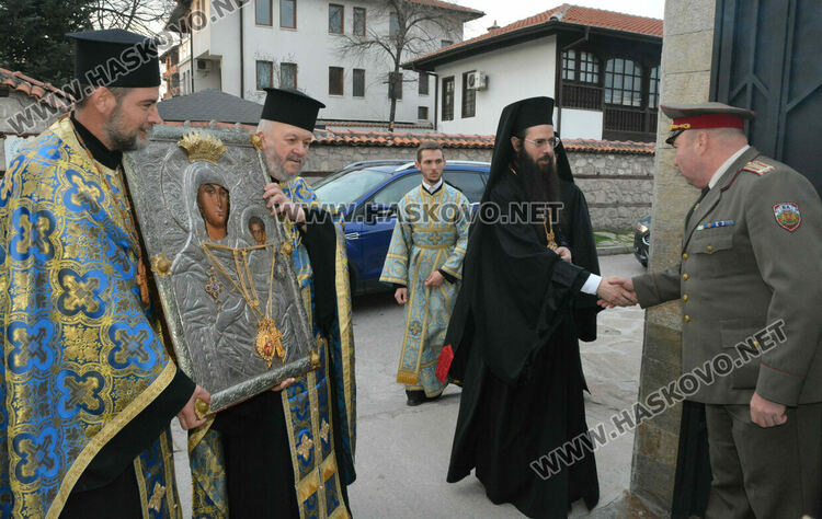 Знеполският епископ Арсений донесе в църквата „Успение Богородично“ иконата „Златната ябълка“