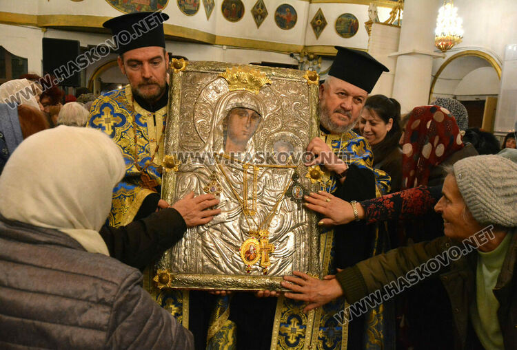 Знеполският епископ Арсений донесе в църквата „Успение Богородично“ иконата „Златната ябълка“