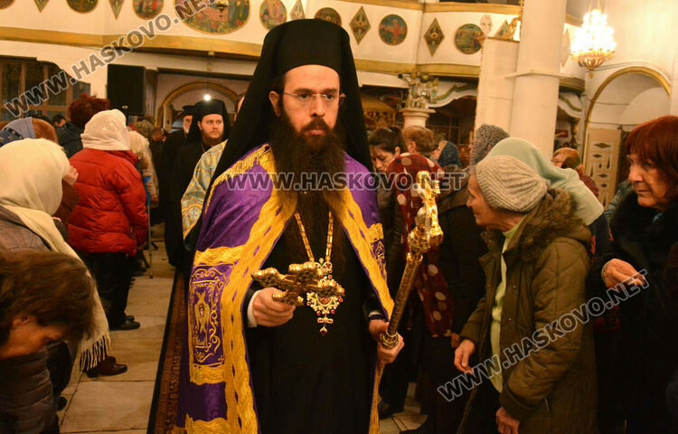 Знеполският епископ Арсений донесе в църквата „Успение Богородично“ иконата „Златната ябълка“