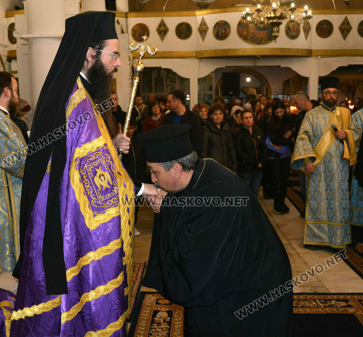 Знеполският епископ Арсений донесе в църквата „Успение Богородично“ иконата „Златната ябълка“