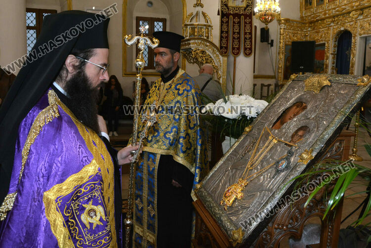 Знеполският епископ Арсений донесе в църквата „Успение Богородично“ иконата „Златната ябълка“