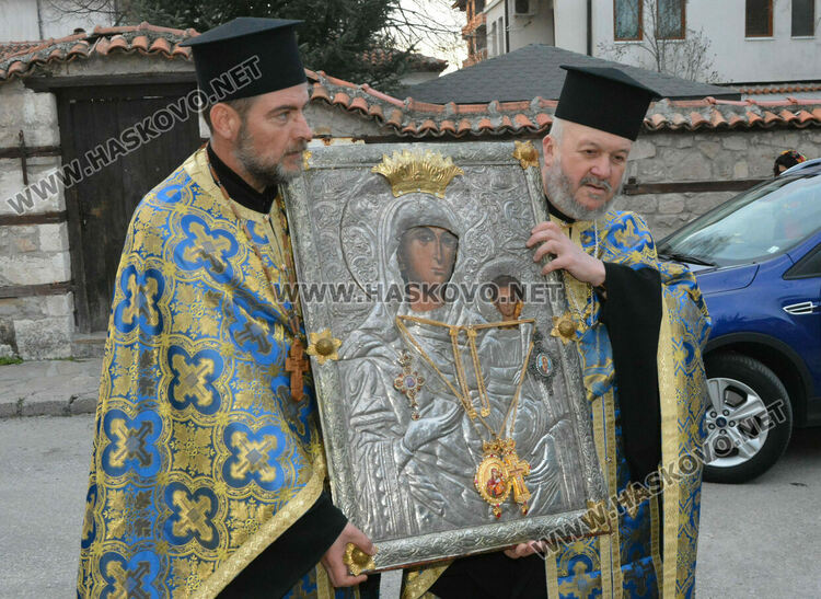 Знеполският епископ Арсений донесе в църквата „Успение Богородично“ иконата „Златната ябълка“