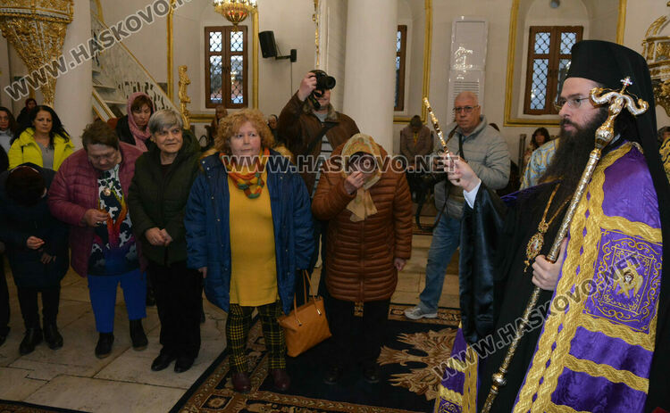 Знеполският епископ Арсений донесе в църквата „Успение Богородично“ иконата „Златната ябълка“