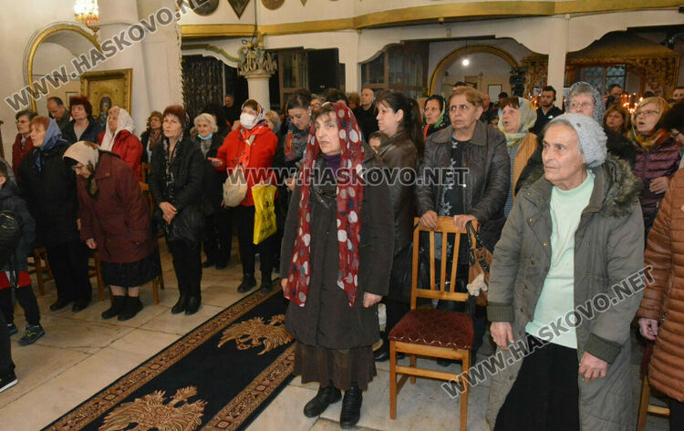 Знеполският епископ Арсений донесе в църквата „Успение Богородично“ иконата „Златната ябълка“