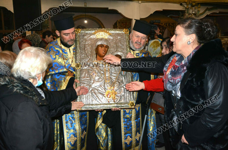 Знеполският епископ Арсений донесе в църквата „Успение Богородично“ иконата „Златната ябълка“