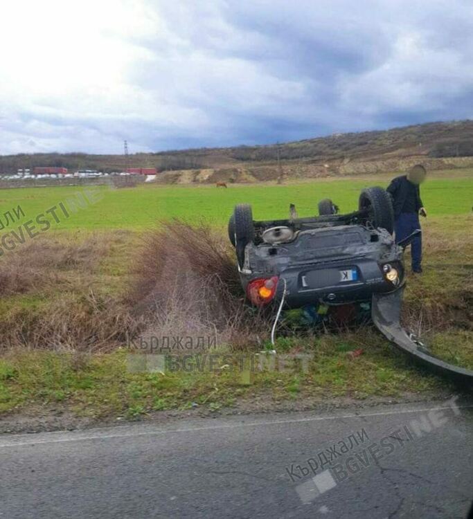  Кола се обърна по таван по пътя за Момчилград пред „Теклас България”