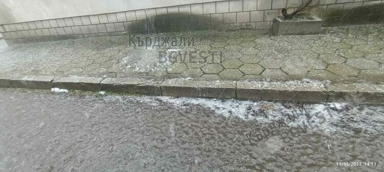  Градушка удари днес Момчилград в ранния следобед