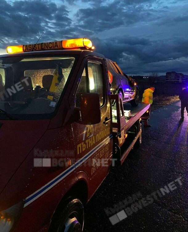  Кола се обърна по таван по пътя за Момчилград пред „Теклас България”