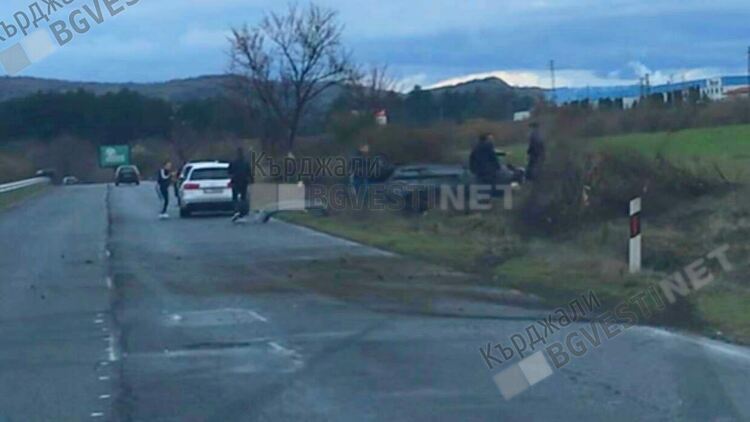  Кола се обърна по таван по пътя за Момчилград пред „Теклас България”