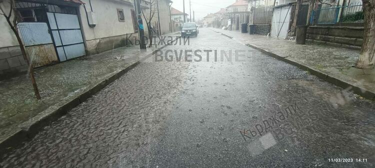  Градушка удари днес Момчилград в ранния следобед