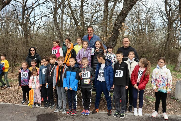 Деца и тийнейджъри се включиха в  традиционния крос „Клокотница“