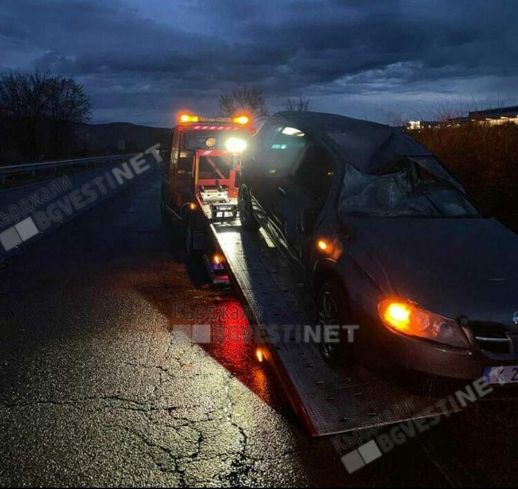  Кола се обърна по таван по пътя за Момчилград пред „Теклас България”
