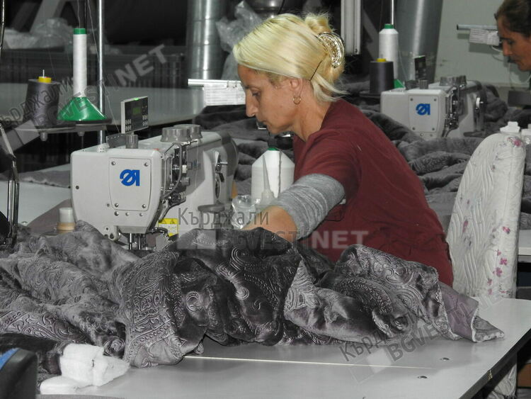 Сериозен ръст на свободните позиции на трудовата борса в Кърджали, глад за шивачки