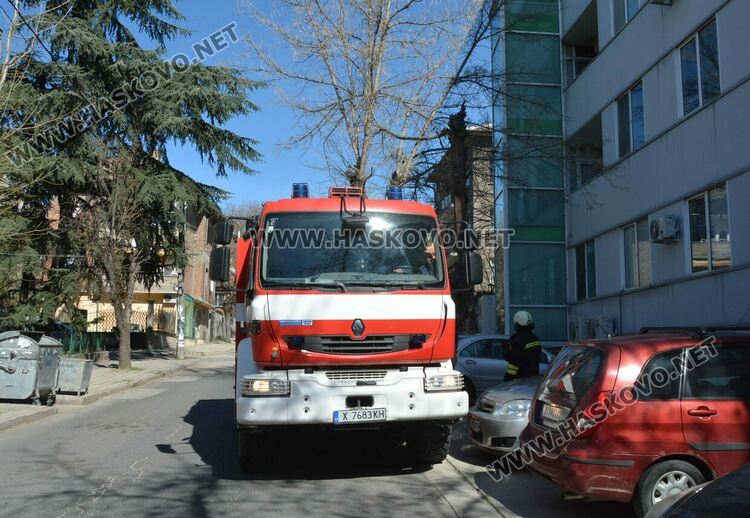 Предупреждение за движение с повишено внимание в райони с дървета, заради силния вятър